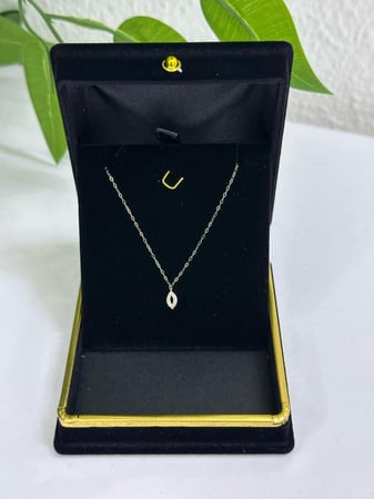 فازة رخام مع سلسال ذهب عيار ١٨ – هدية فاخره