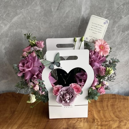 سلسال ذهب عيار 18 مع تنسيق زهور في بكس القلب – هدايا وّد ~ تنسيق وتوصيل هدايا جدة