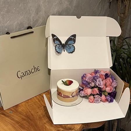 كيكة الفراولة من جاناش مزينه بالورد