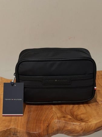 شنطة تومي الرجالية الأنيقة