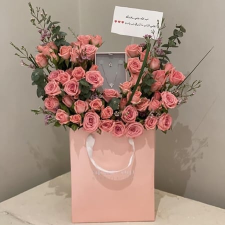 سلسال فضة مع ورود رائعة
