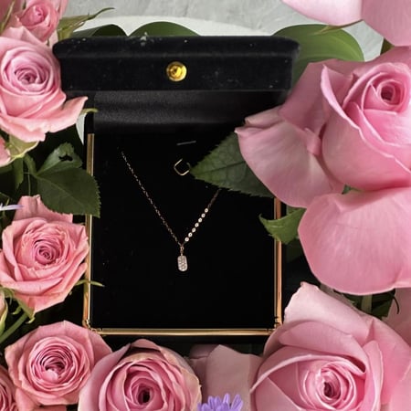 تنسيق ورد وردي فاخر مع سلسال ذهب عيار ١٨ على ستاند أكريليك – هدية فخمة من هدايا جدة