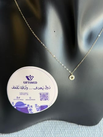 ميني بوكيه ناعم مع عقد ذهب