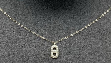 سلسال ذهب عيار 18 مع تنسيق زهور في بكس القلب – هدايا وّد ~ تنسيق وتوصيل هدايا جدة