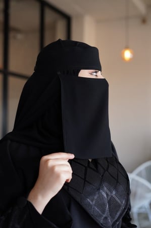 نقاب مشبك وسط