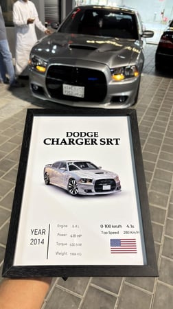 لوحة بصورة سيارتك وتعليقة خلفية بيضاء