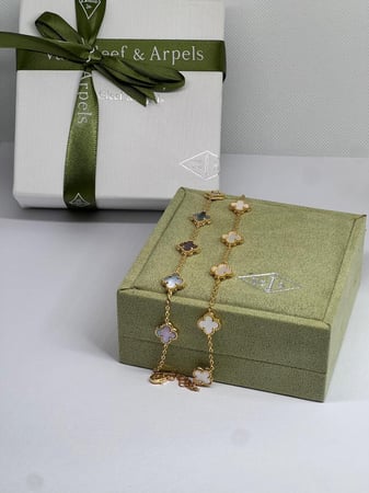 أسوارة  Van cleef ذهبي وردة