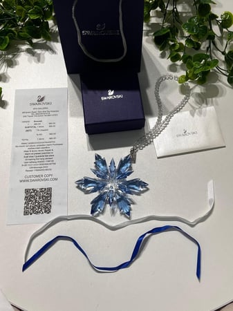 تعليقة سيارة سوارفيسكي زرقاء