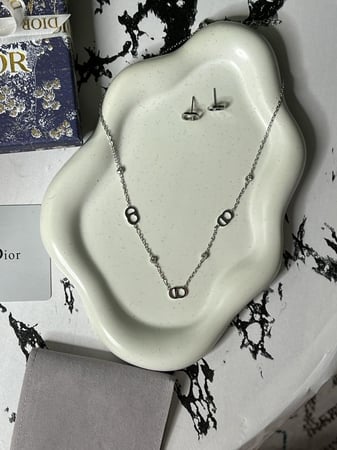 سلسال Dior معدن فضي