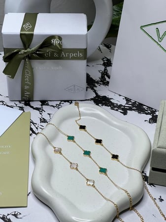 أسوارة  Van cleef ذهبي وردة