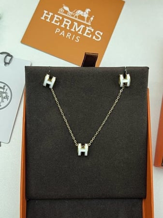 سلسال hermes مع حلق ذهبي - ابيض