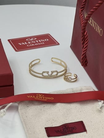اسوارة مع خاتم ذهبي VALENTINO