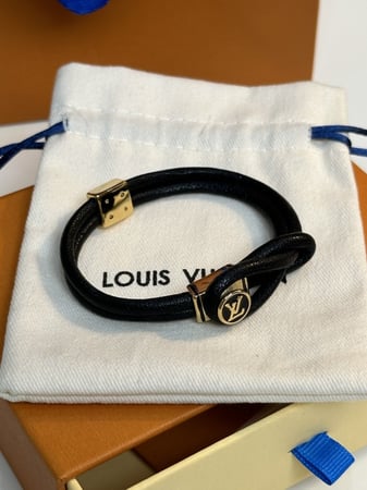 إسوارة LOUIS VUITTON جلد ومعدن ذهبي