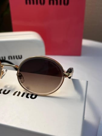 نظارة miu miu إطار بني غامق - عدسة بني مدرج