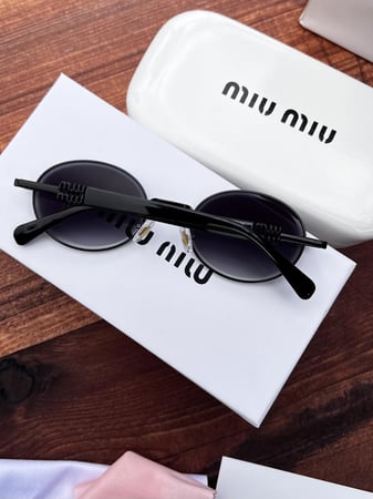 نظارة miu miu إطار أسود - عدسة اسود مدرج