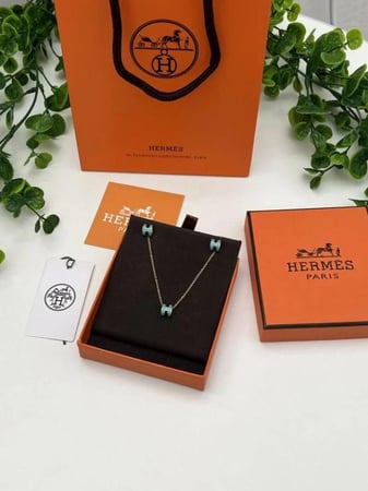 سلسال hermes مع حلق ذهبي - ازرق