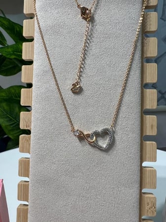 سلسال سوارفيسكي قولد روز