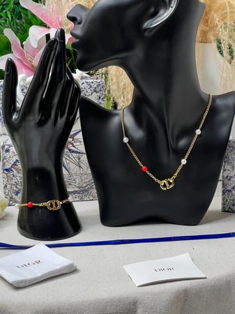 طقم Dior ذهبي