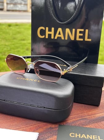 نظارة CHANEL اطار اسود - عدسة وردي مدرج