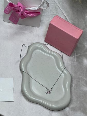 سلسال سوارفيسكي فضي كريستالة - وردي