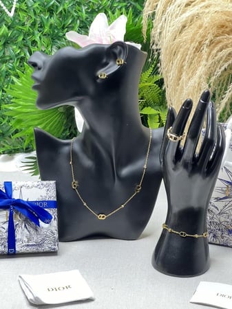 طقم Dior ذهبي