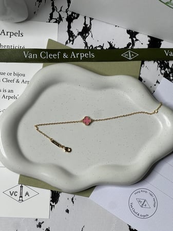 إسوارة Van cleef ذهبي _ وردي