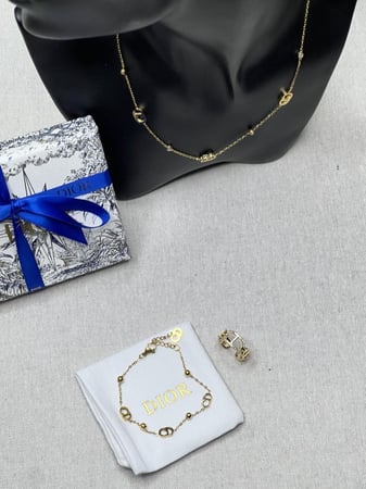 طقم Dior ذهبي