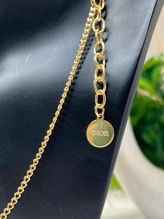 سلسال Dior معدن ذهبي