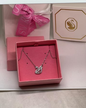 سلسال سوارفيسكي فضي كريستالة - وردي