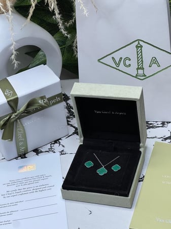 سلسال مع حلق Van cleef