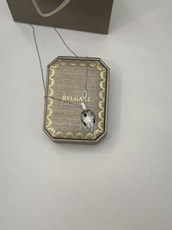 سلسال BVLGARI الماسي لون فضي