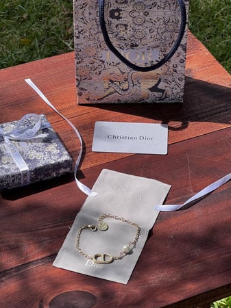 اسوارة  Dior ذهبي