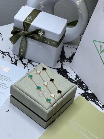 أسوارة  Van cleef ذهبي وردة