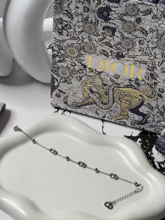إسوارة Christian Dior فضي