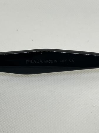 نظارة PRADA المشهورة