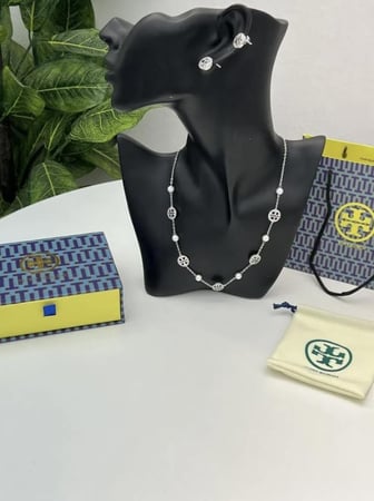 سلسال مع حلق TORY BURCH معدن فضي بفصوص كريستال زركون