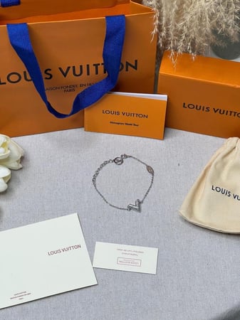 إسوارة LOUIS VUITTON معدن فضي
