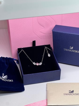 سلسال سوارفيسكي فضي كريستالة وردي