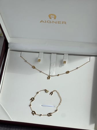 طقم AIGNER ذهبي