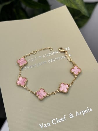 اسوارة van cleef وردي مموج حجم صغير
