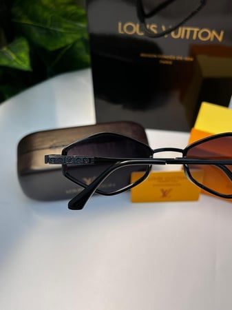 نظارة LOUIS VUITTON- اطار اسود-عدسه اسود