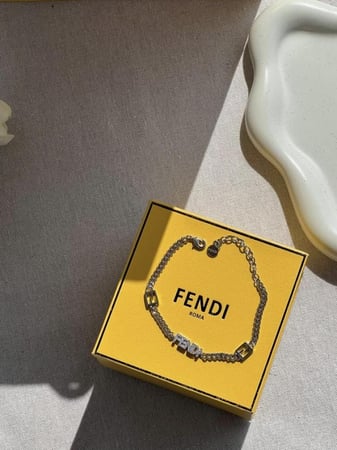 إسوارة fendi معدن فضي