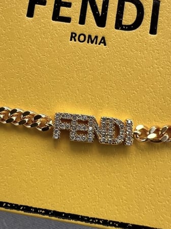 إسوارة fendi معدن ذهبي