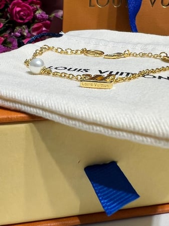 إسوارة LOUIS VUITTON معدن ذهبي
