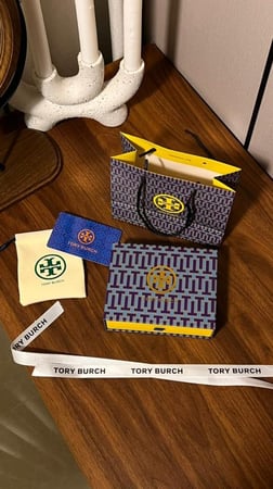 إسوارة TORY BURCH معدن ذهبي بفصوص