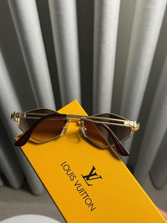 نظارة LOUIS VUITTON- اطار ذهبي - عدسه  بني