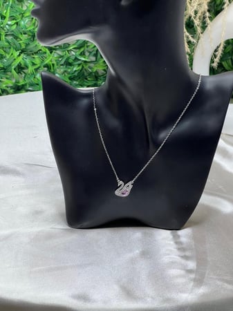 سلسال سوارفيسكي فضي كريستالة - وردي