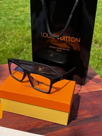 نظارة LOUIS VUITTON- اطار اسود - عدسة شفافه