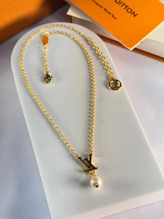 سلسال LOUIS VUITTON ذهبي