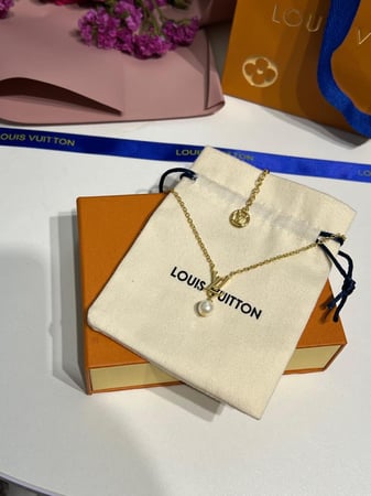 سلسال LOUIS VUITTON ذهبي